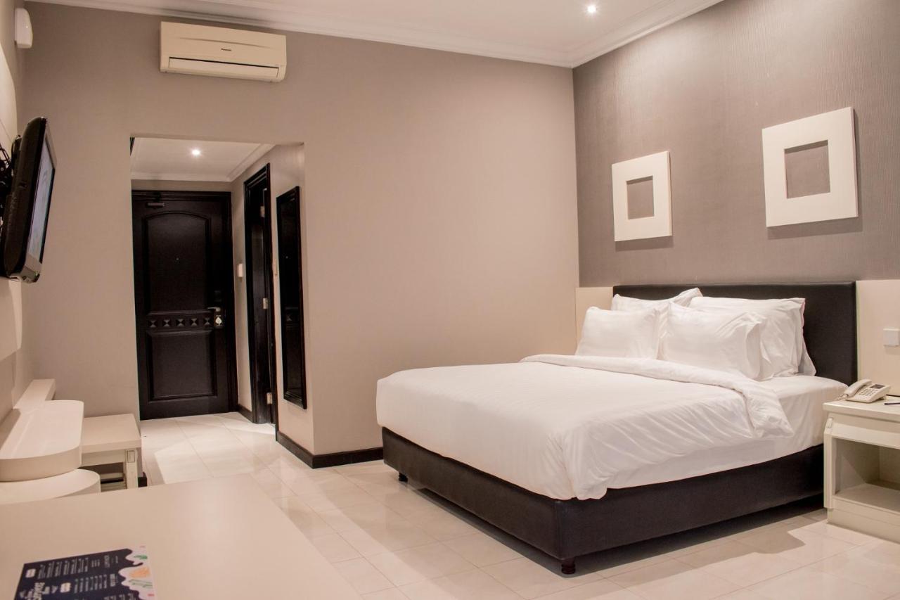 Luminor Hotel Jember By Wh Exterior photo